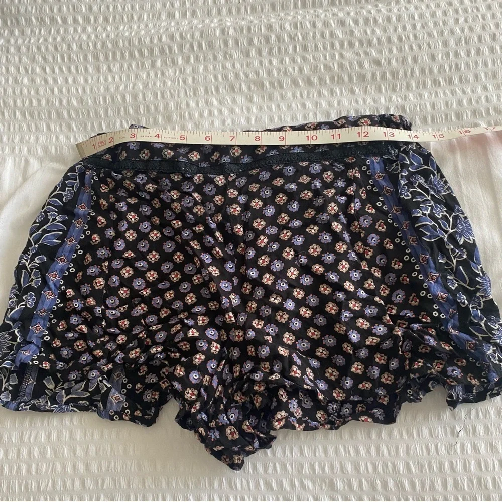 Nordstrom “Angie” Flowy black shorts with floral design size Medium